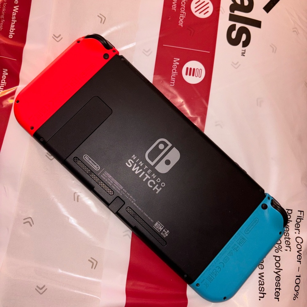 Nintendo Switch - Picture 2 of 2